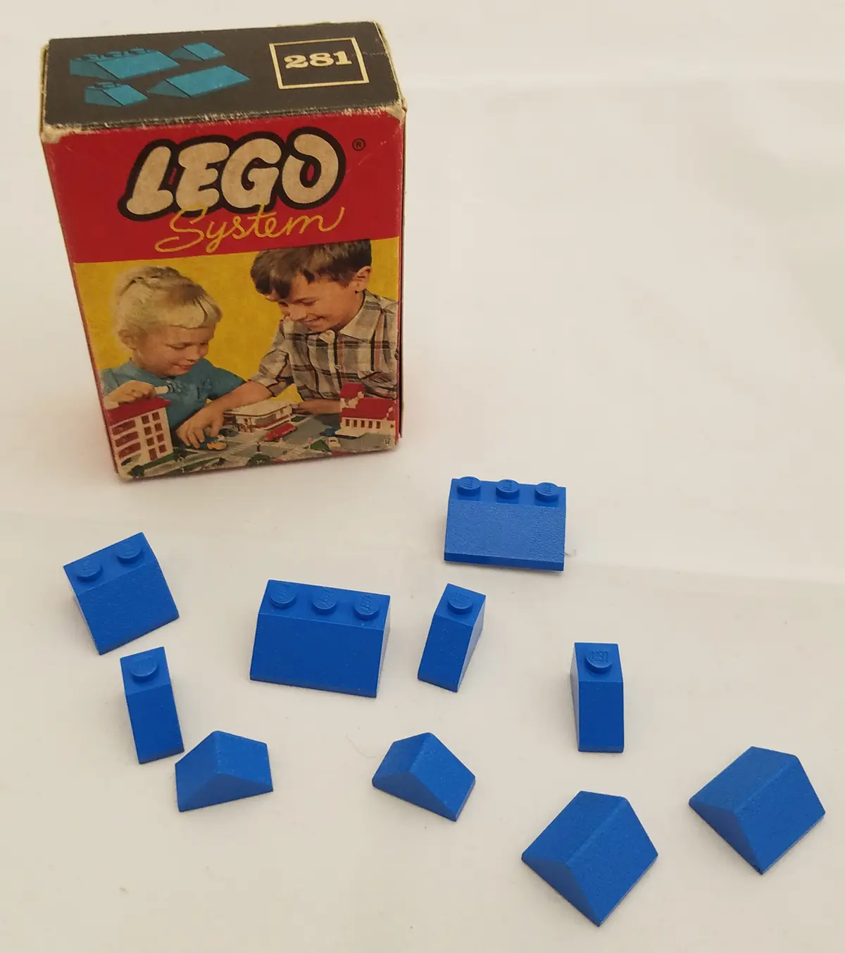 LEGO System 281 1 x 2 and 3 x 2 Sloping Bricks, Blue set