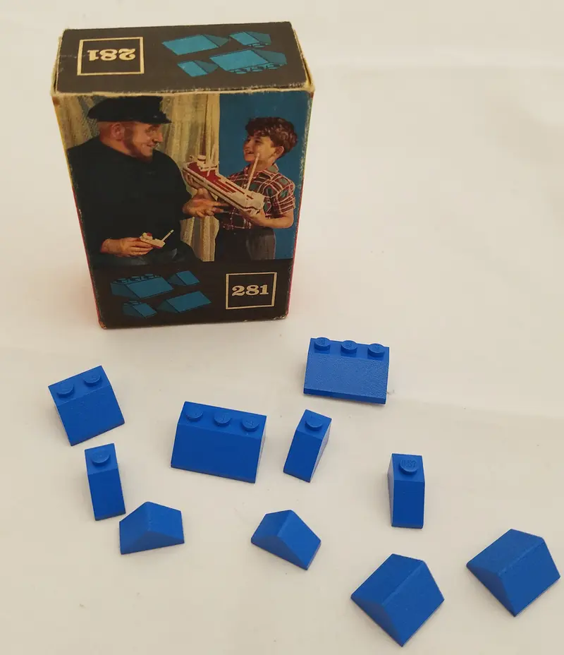 LEGO System 281 1 x 2 and 3 x 2 Sloping Bricks, Blue set, image 2