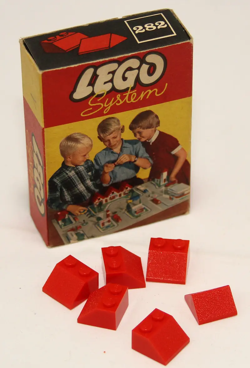 LEGO System 282 2 x 2 Sloping Roof Bricks, Red set, image 2