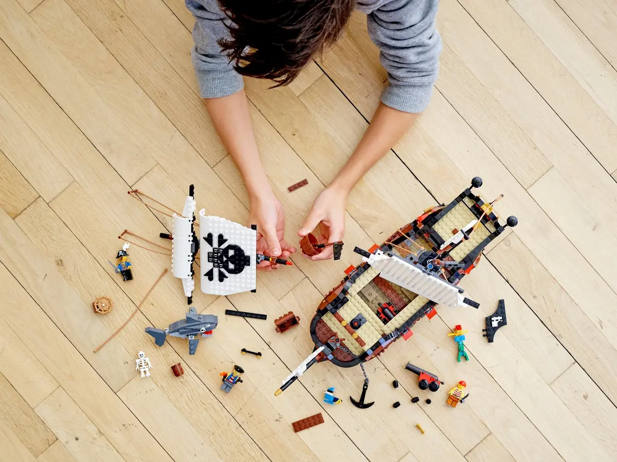 LEGO Creator 31109 Pirate Ship set, image 3