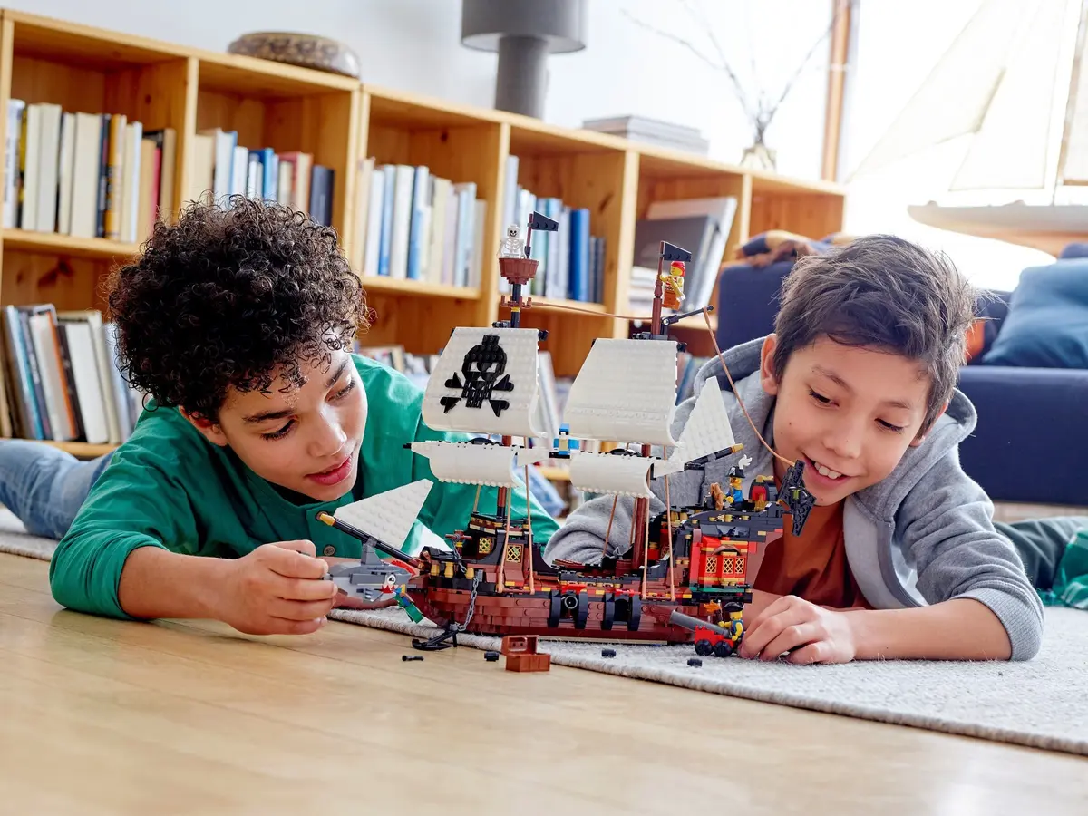 LEGO Creator 31109 Pirate Ship set, image 4