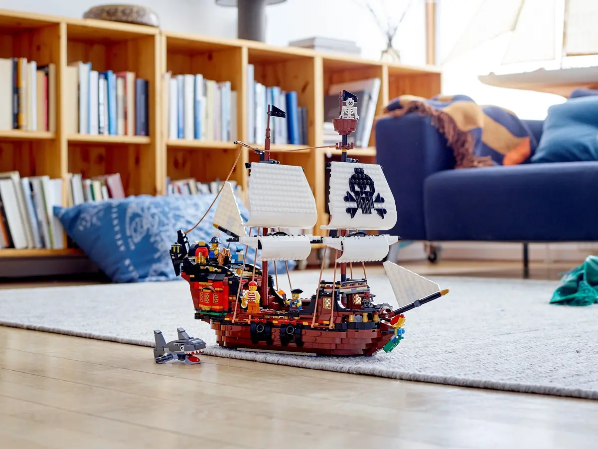 LEGO Creator 31109 Pirate Ship set, image 5