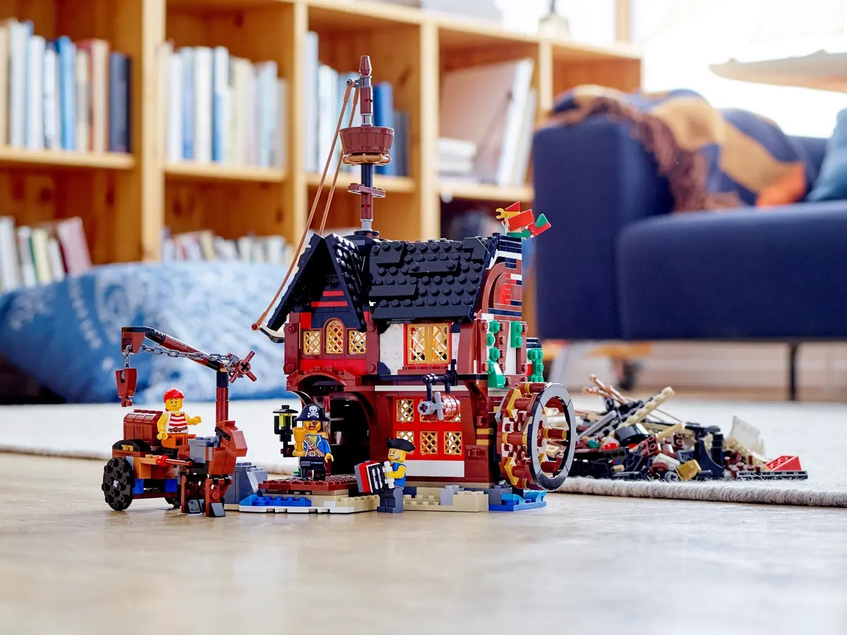 LEGO Creator 31109 Pirate Ship set, image 6