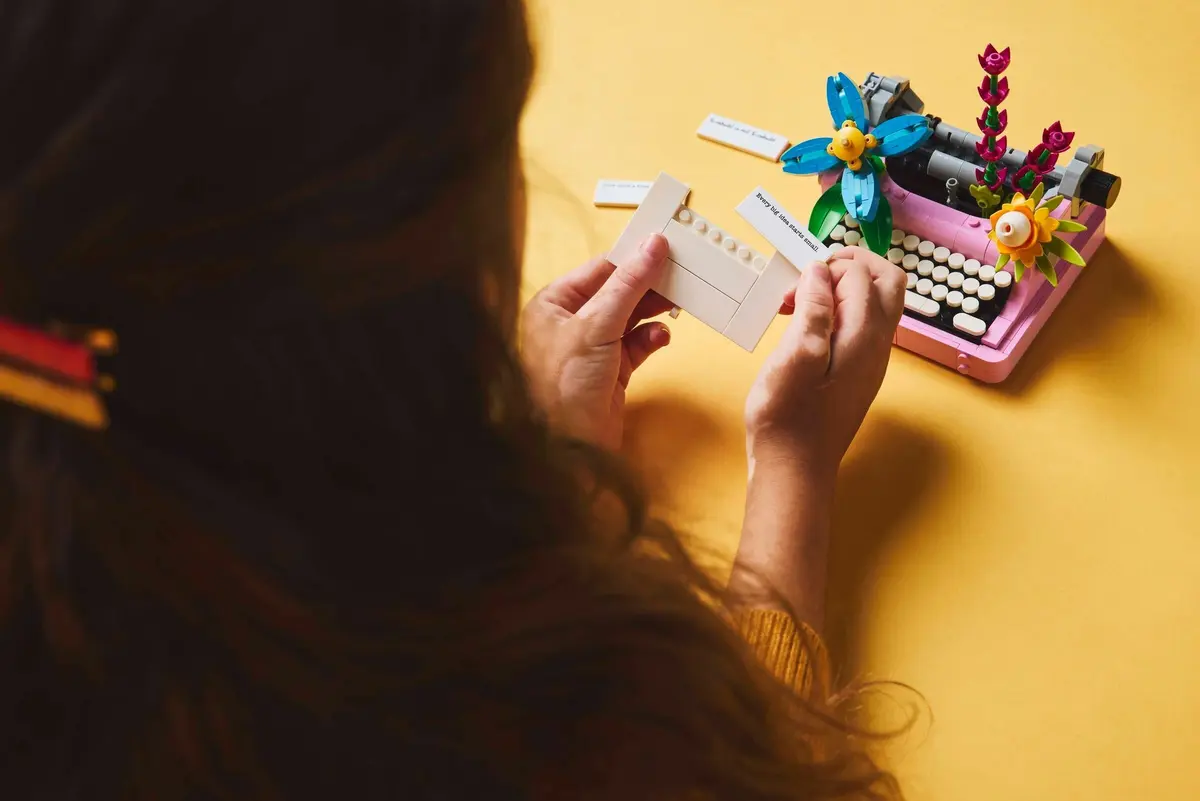 LEGO Creator 31169 Typewriter with Flowers set, image 5