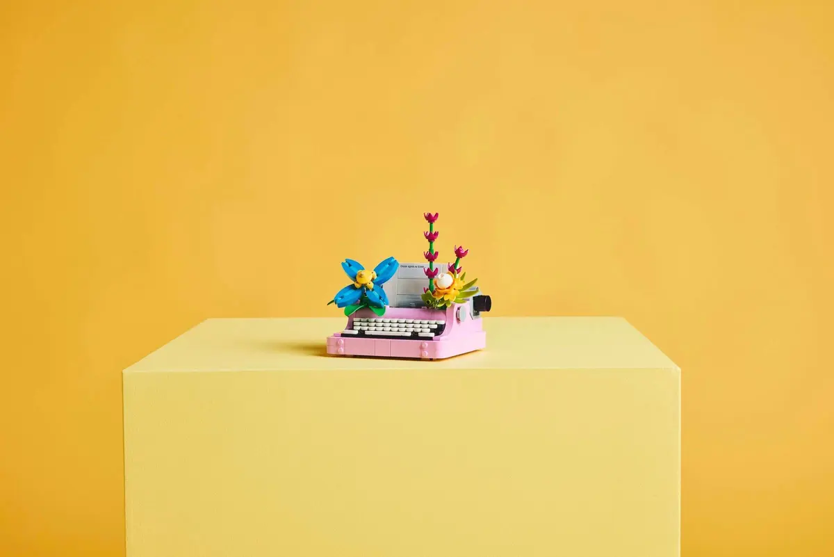 LEGO Creator 31169 Typewriter with Flowers set, image 6