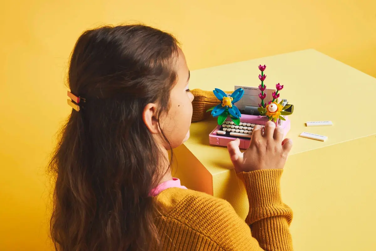 LEGO Creator 31169 Typewriter with Flowers set, image 4