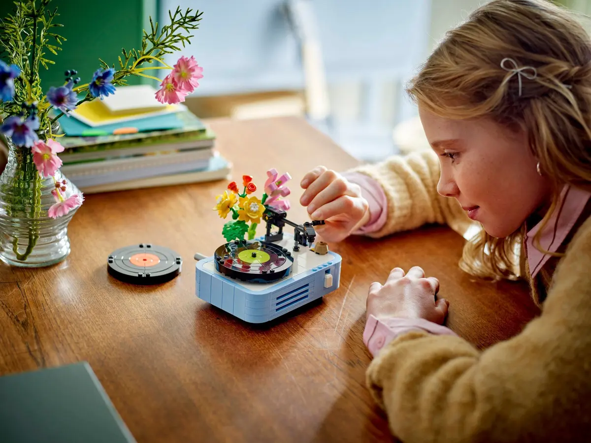 LEGO Creator 31172 Record Player with Flowers set, image 4