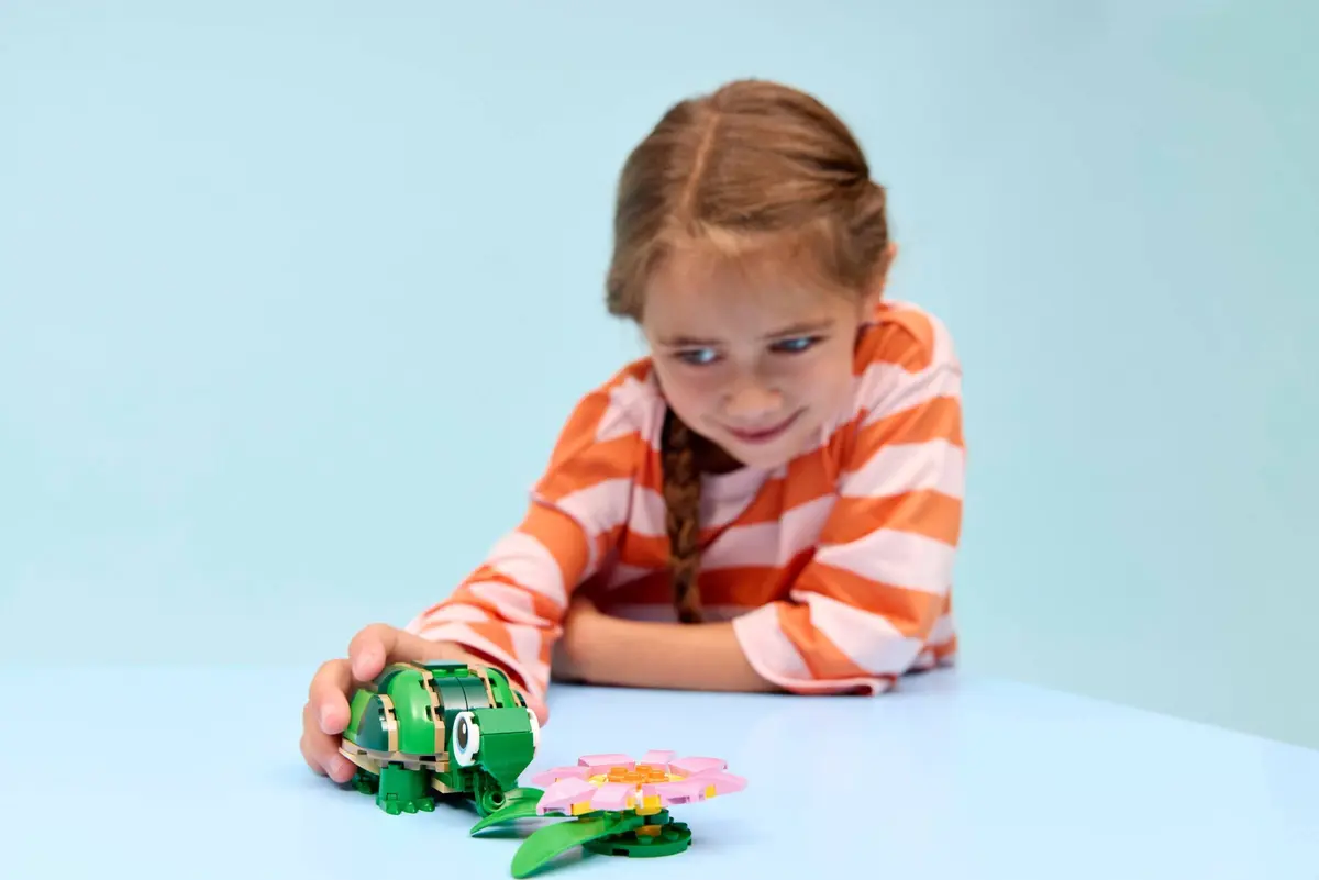 LEGO Creator 31377 Turtle with a Water Lily set, image 5