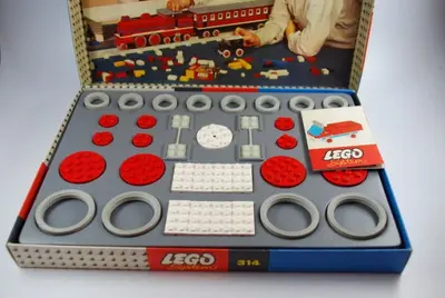 LEGO System 314 Large & Small Wheels & Turn-Table set