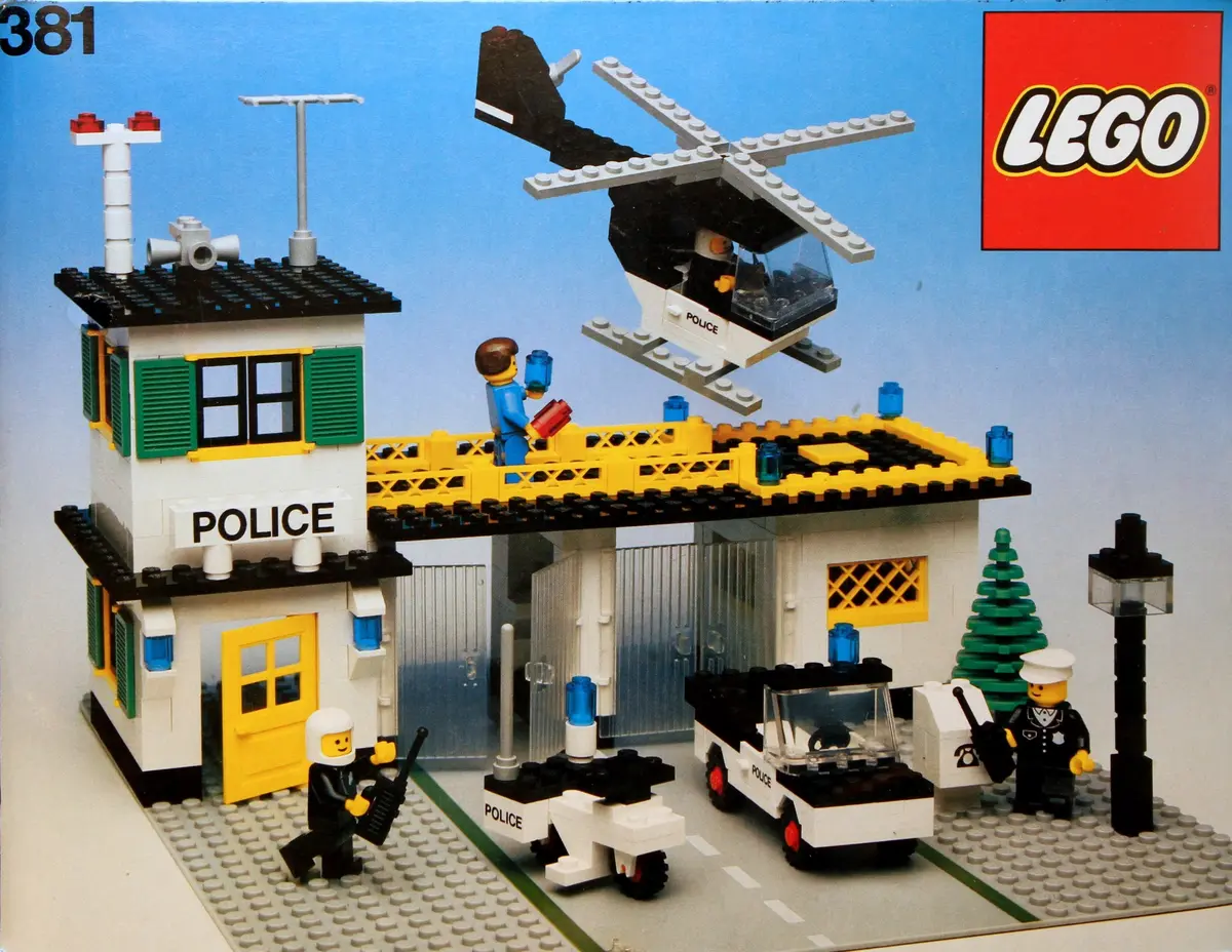 LEGO Town 381 Police Headquarters set