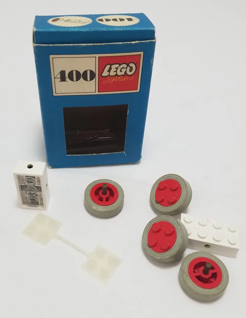 LEGO System 400 Small Wheels with Axles (System) set, image 2