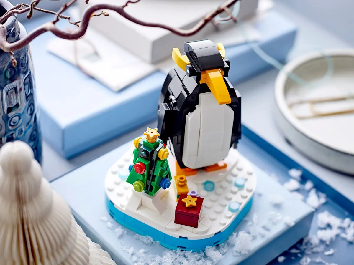 LEGO Seasonal 40498 Christmas Penguin set, image 5