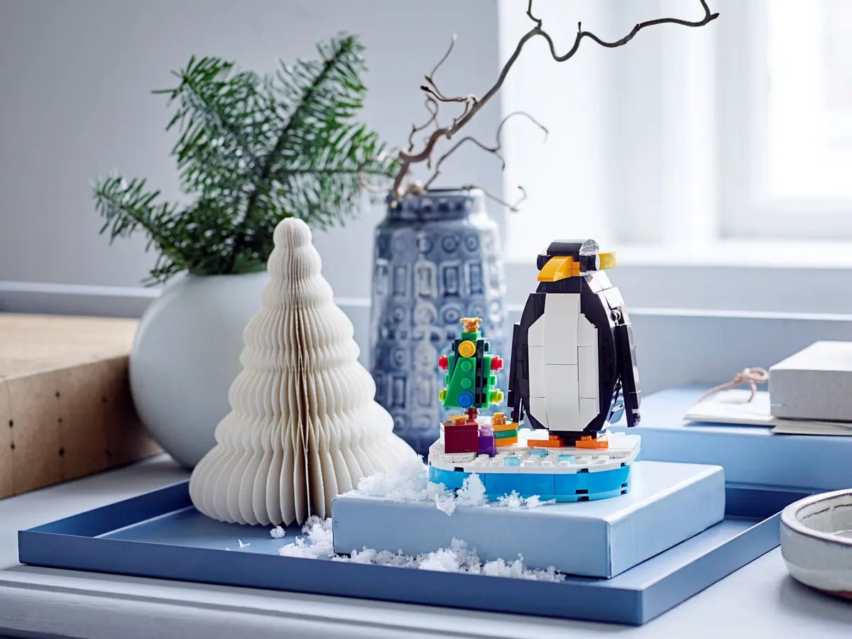 LEGO Seasonal 40498 Christmas Penguin set, image 4