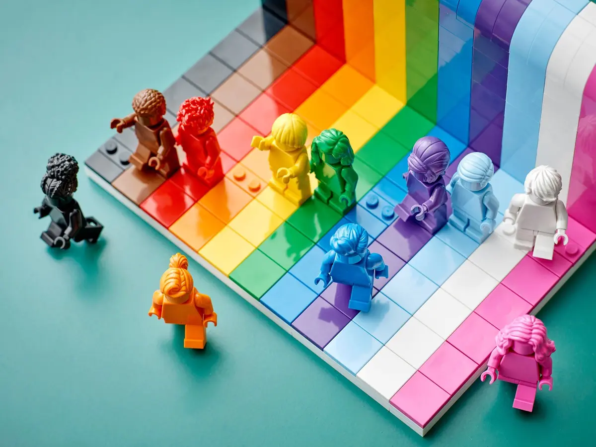 LEGO Icons 40516 Everyone Is Awesome set, image 18
