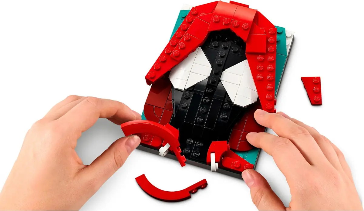 LEGO Brick Sketches 40536 Miles Morales set, image 3
