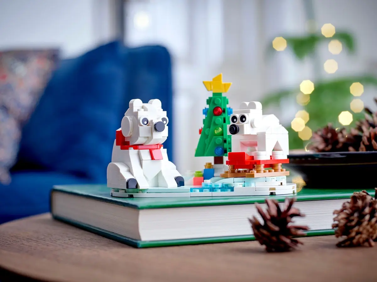 LEGO Seasonal 40571 Wintertime Polar Bears set, image 4