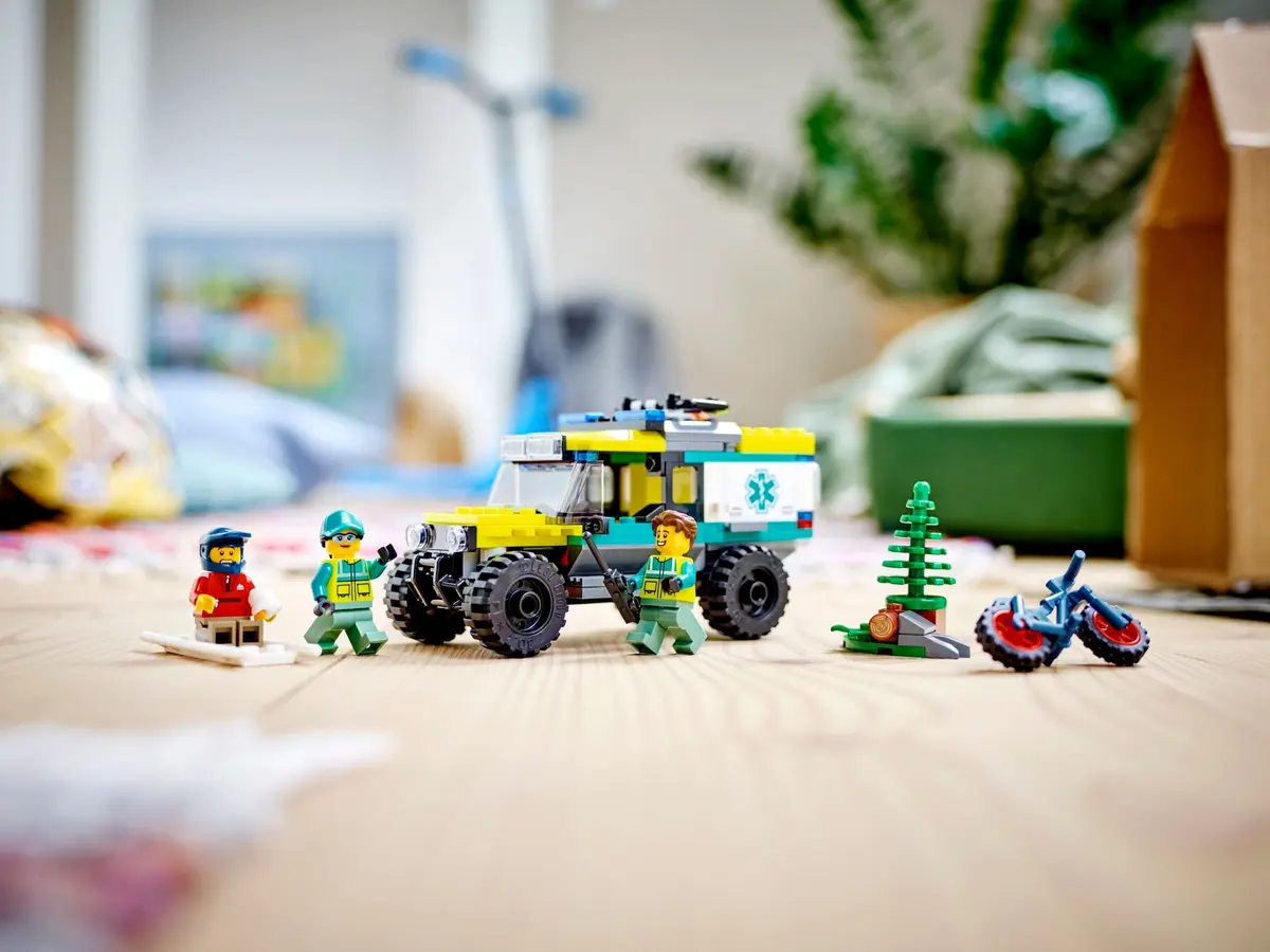 LEGO City 40582 4x4 Off-Road Ambulance Rescue set, image 4