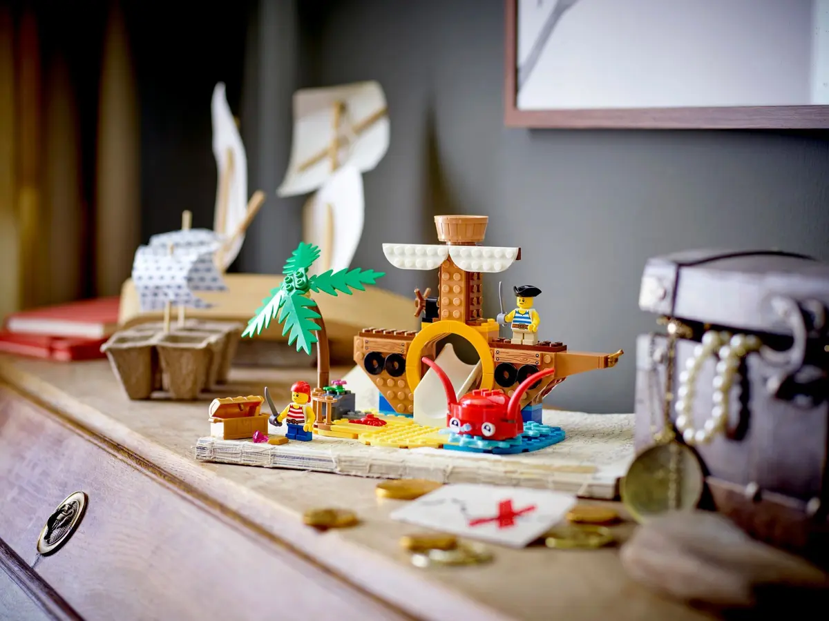 LEGO Promotional 40589 Pirate Ship Playground set, image 4