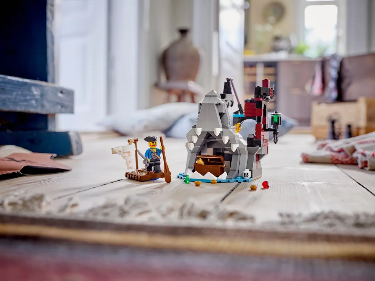 LEGO Creator 40597 Scary Pirate Island set, image 4