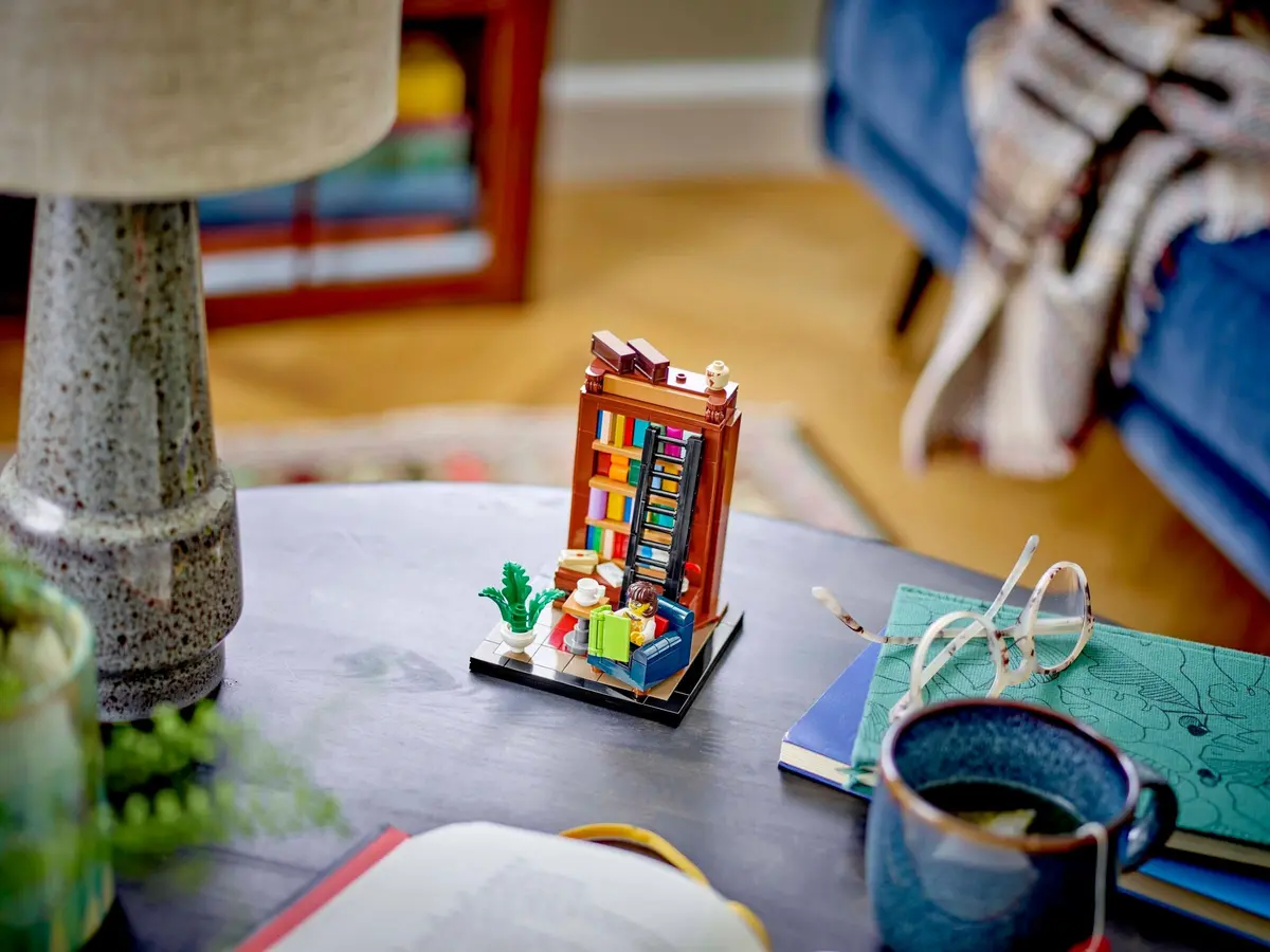 LEGO Ideas 40698 Books Are My Passion set, image 6