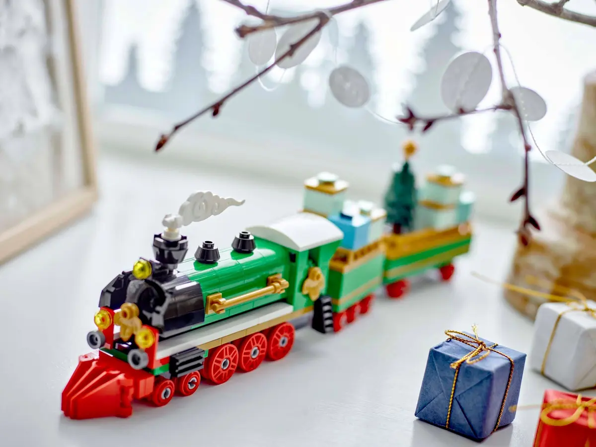 LEGO Creator 40700 Winter Holiday Train set, image 4