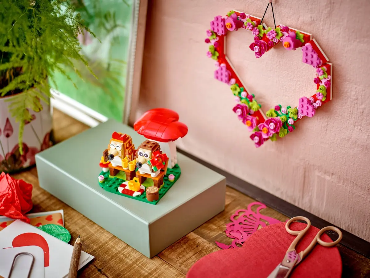 LEGO Seasonal 40711 Hedgehog Picnic Date set, image 6