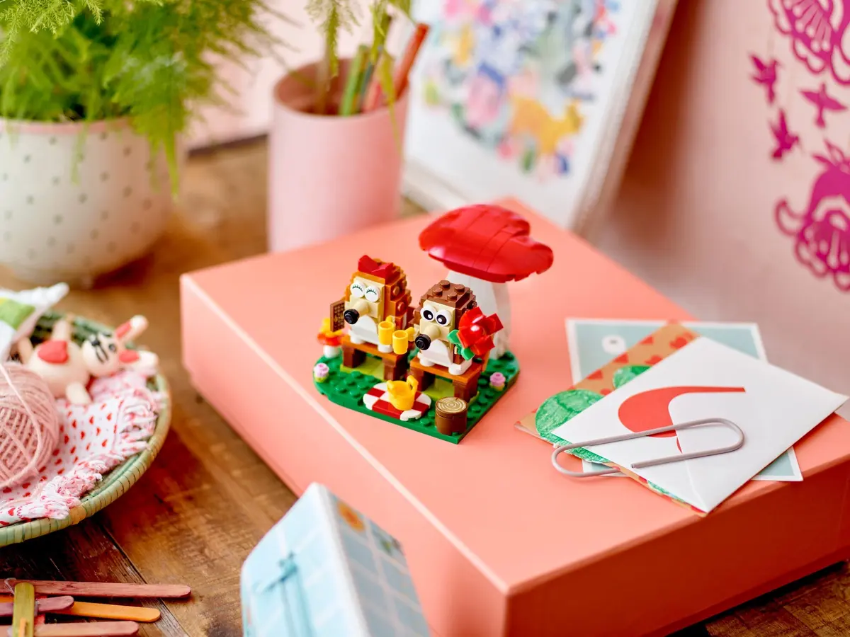 LEGO Seasonal 40711 Hedgehog Picnic Date set, image 4