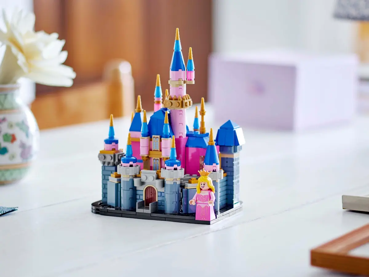 LEGO Disney 40720 Mini Disney Sleeping Beauty Castle set, image 4