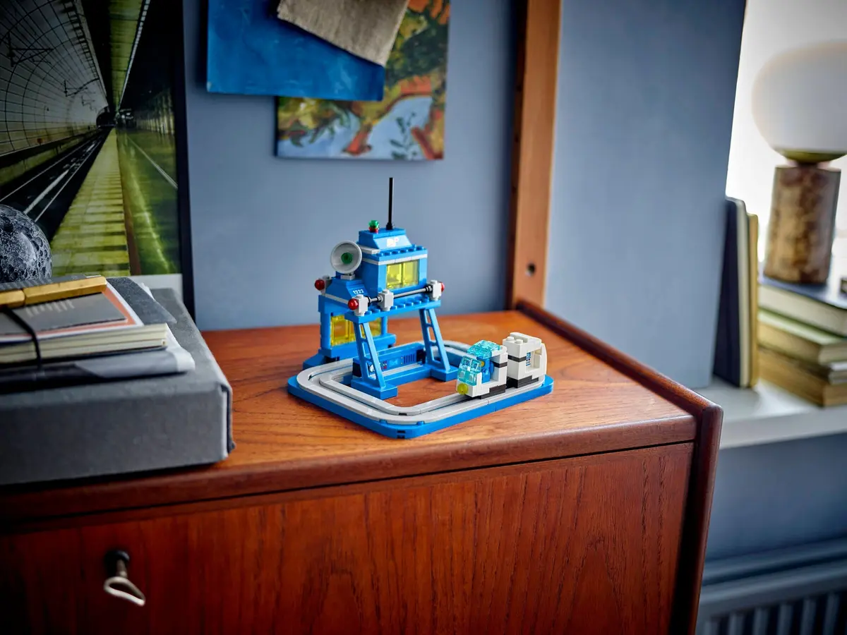 LEGO Ideas 40786 Micro Command Centre set, image 4