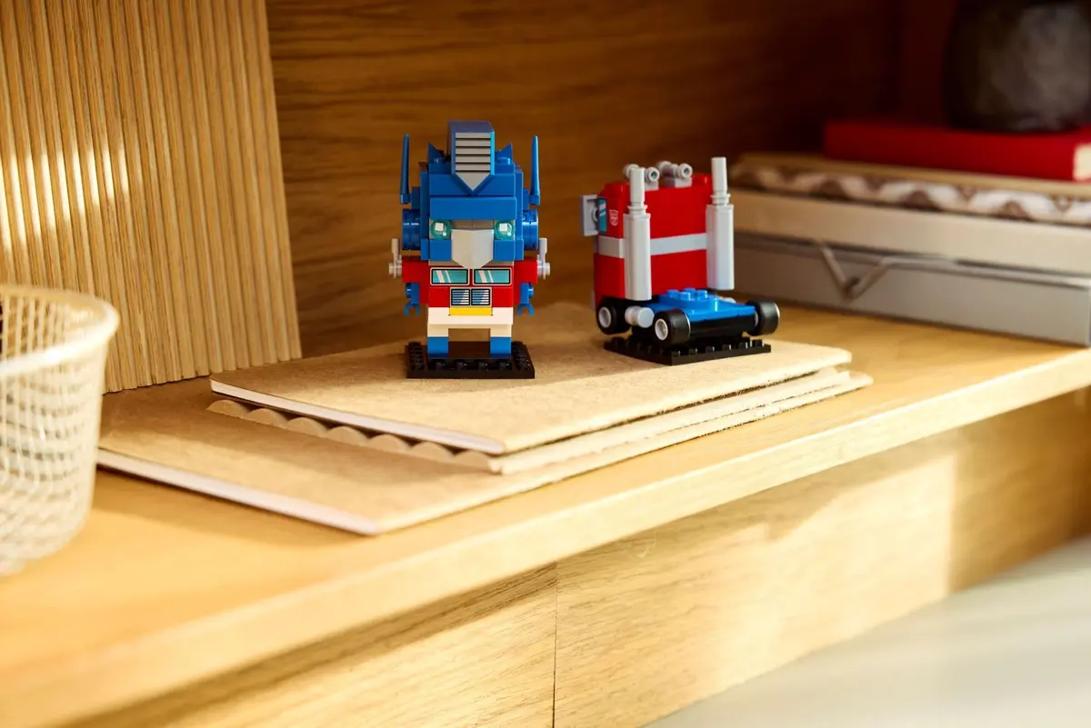 LEGO BrickHeadz 40803 Optimus Prime Robot & Vehicle set, image 5