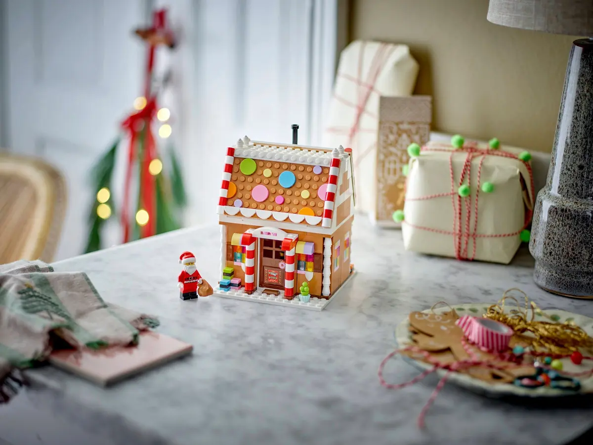 LEGO Seasonal 40809 Festive Gingerbread House set, image 5