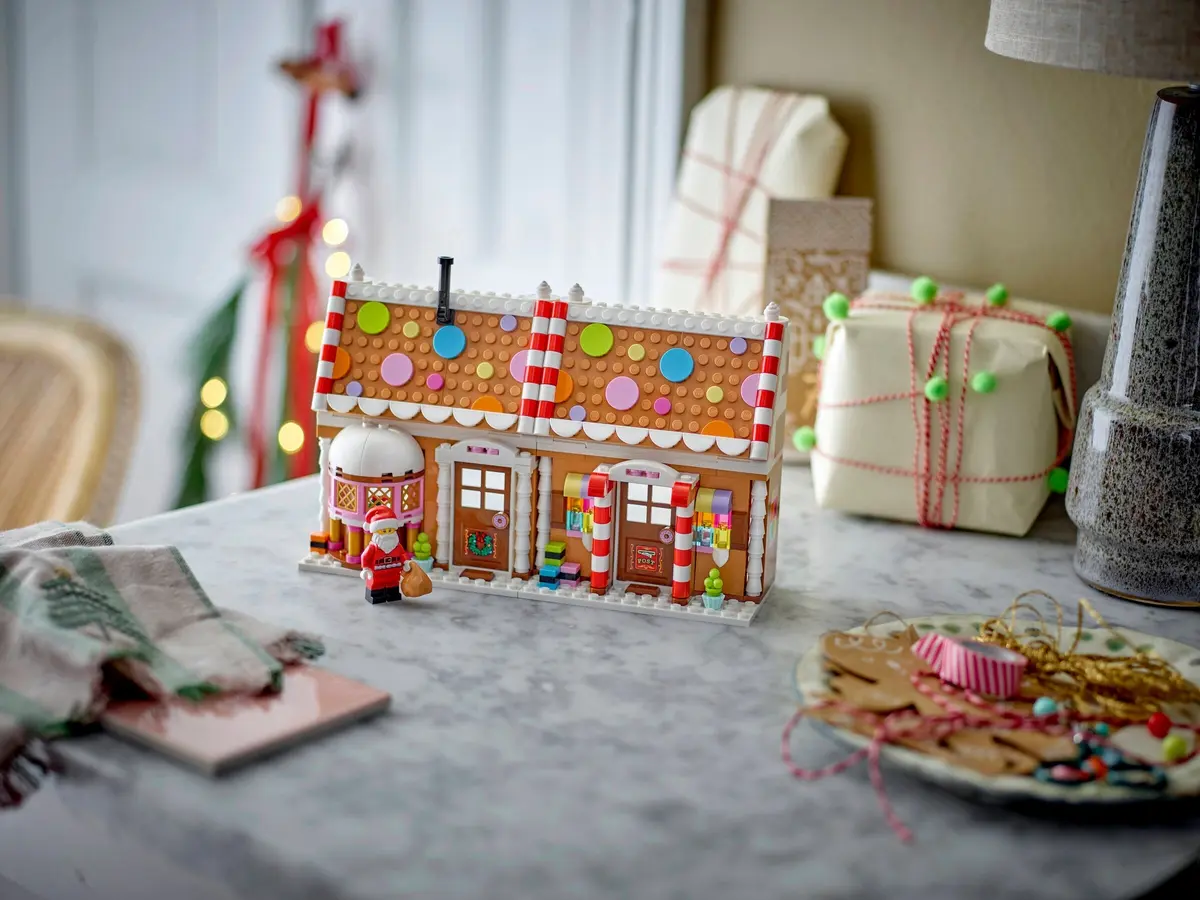 LEGO Seasonal 40809 Festive Gingerbread House set, image 4