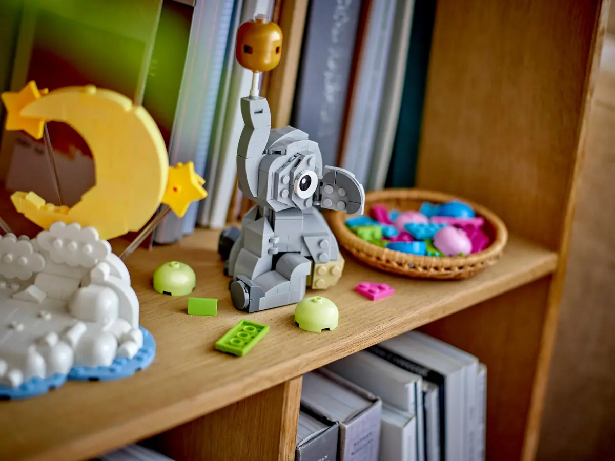 LEGO Miscellaneous 40814 Baby Elephant in the Sky set, image 4