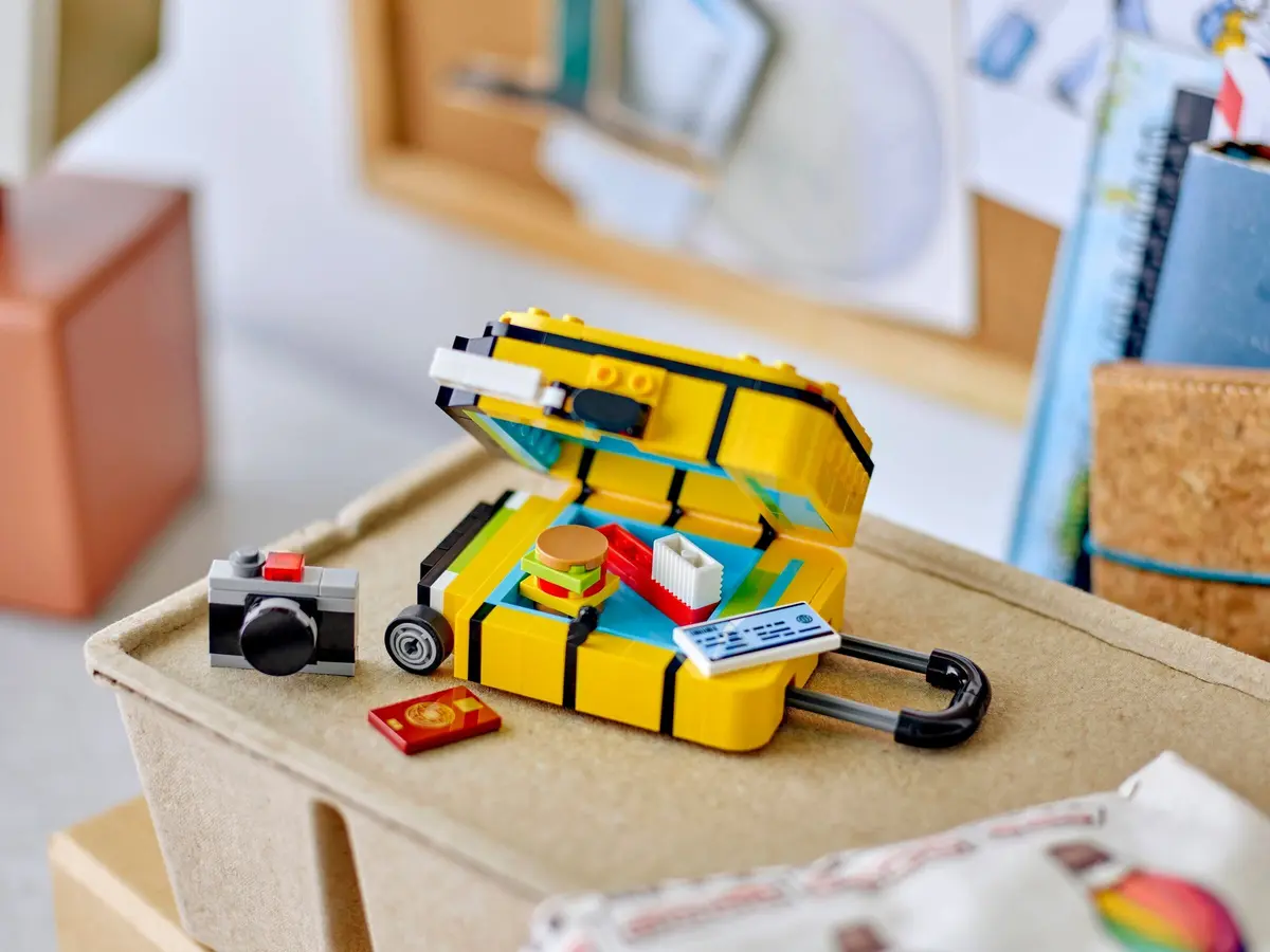 LEGO Miscellaneous 40817 Yellow Travel Suitcase set, image 5