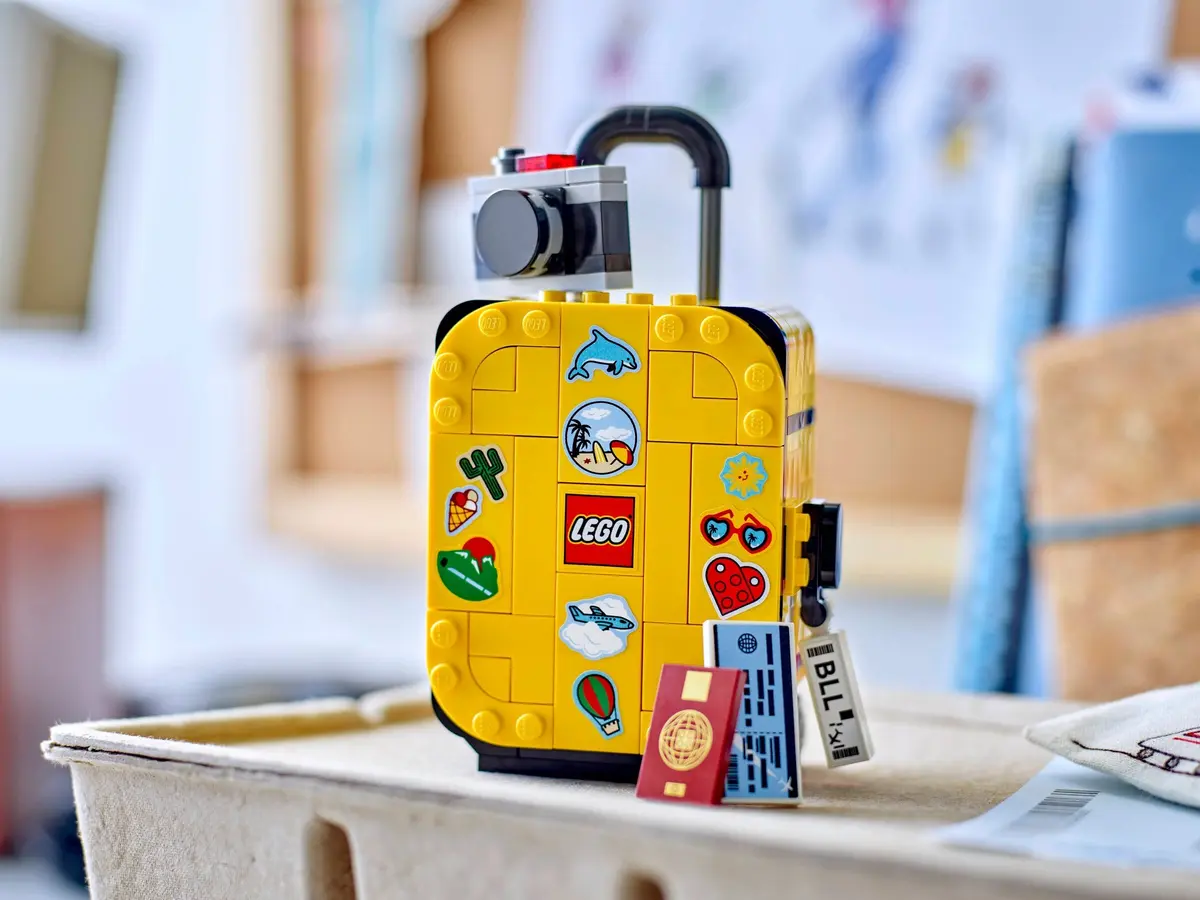 LEGO Miscellaneous 40817 Yellow Travel Suitcase set, image 4