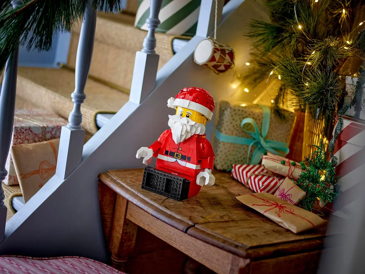 LEGO Seasonal 40820 Up-Scaled Santa Minifigure set, image 6