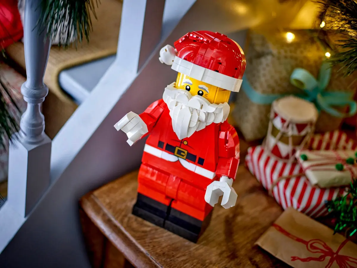 LEGO Seasonal 40820 Up-Scaled Santa Minifigure set, image 5