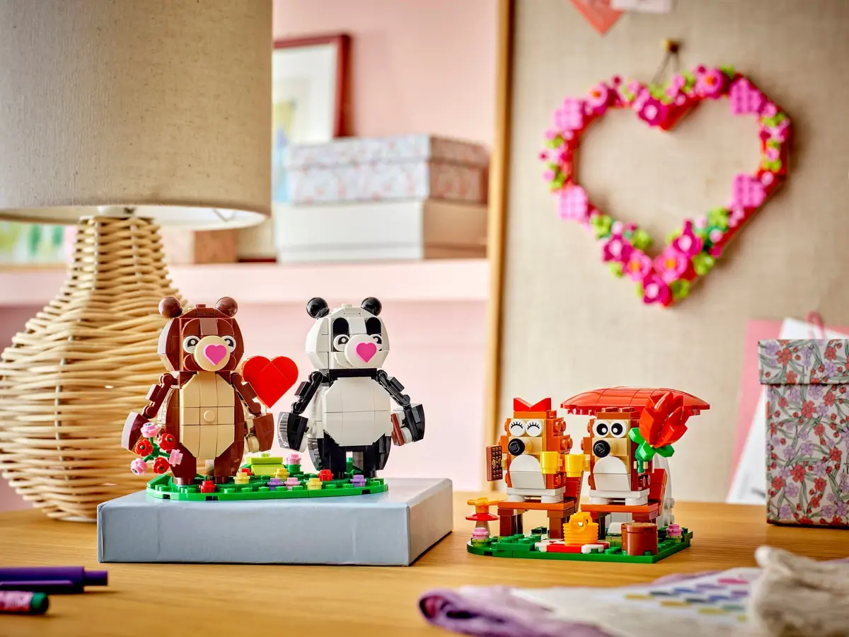 LEGO Seasonal 40821 Love Bears set, image 2