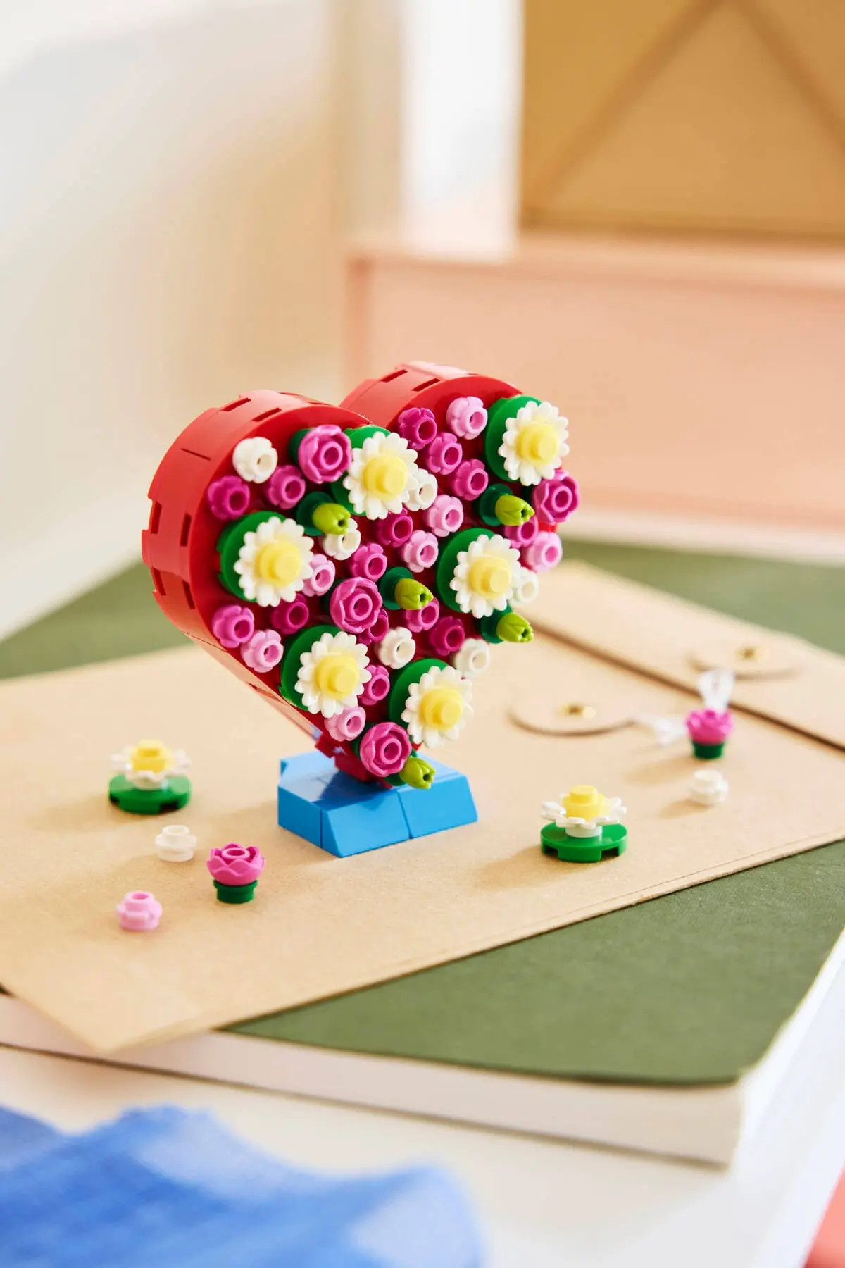 LEGO Seasonal 40867 Love Letters set, image 6