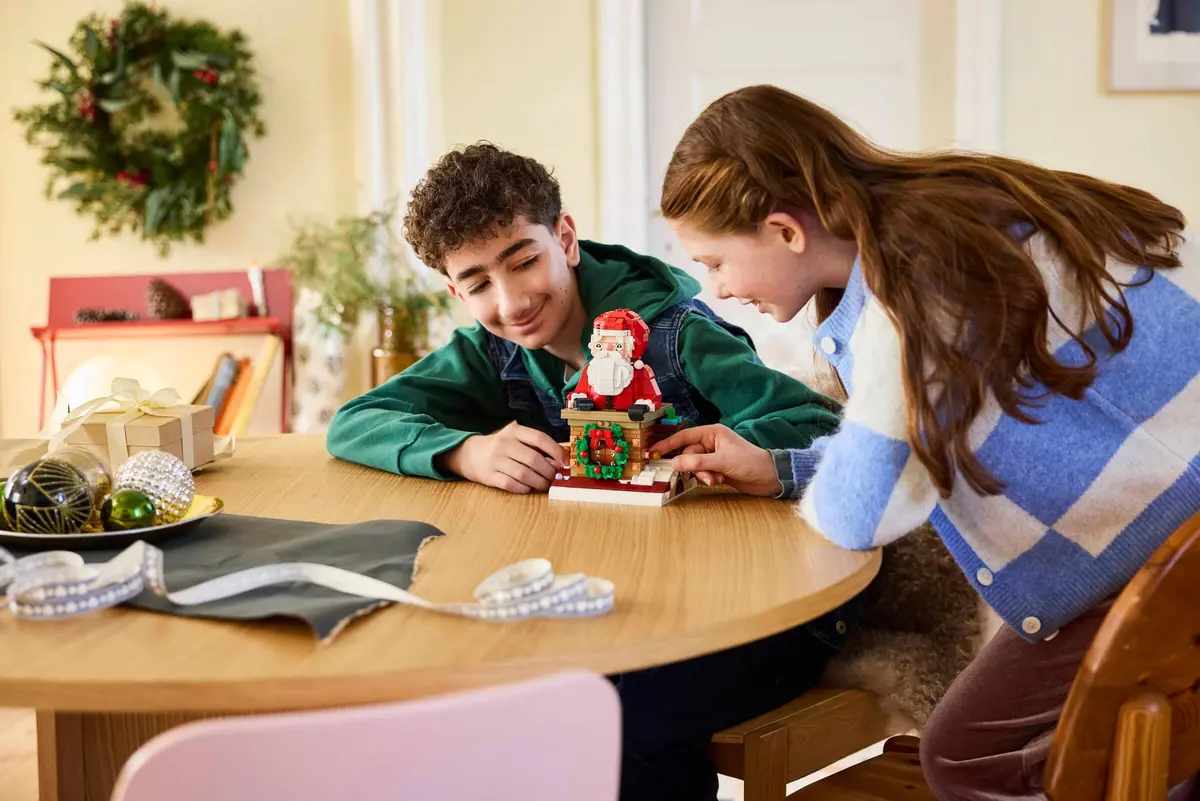 LEGO Seasonal 40874 Santa's Holiday Countdown set, image 6