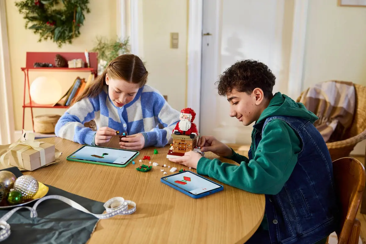 LEGO Seasonal 40874 Santa's Holiday Countdown set, image 5
