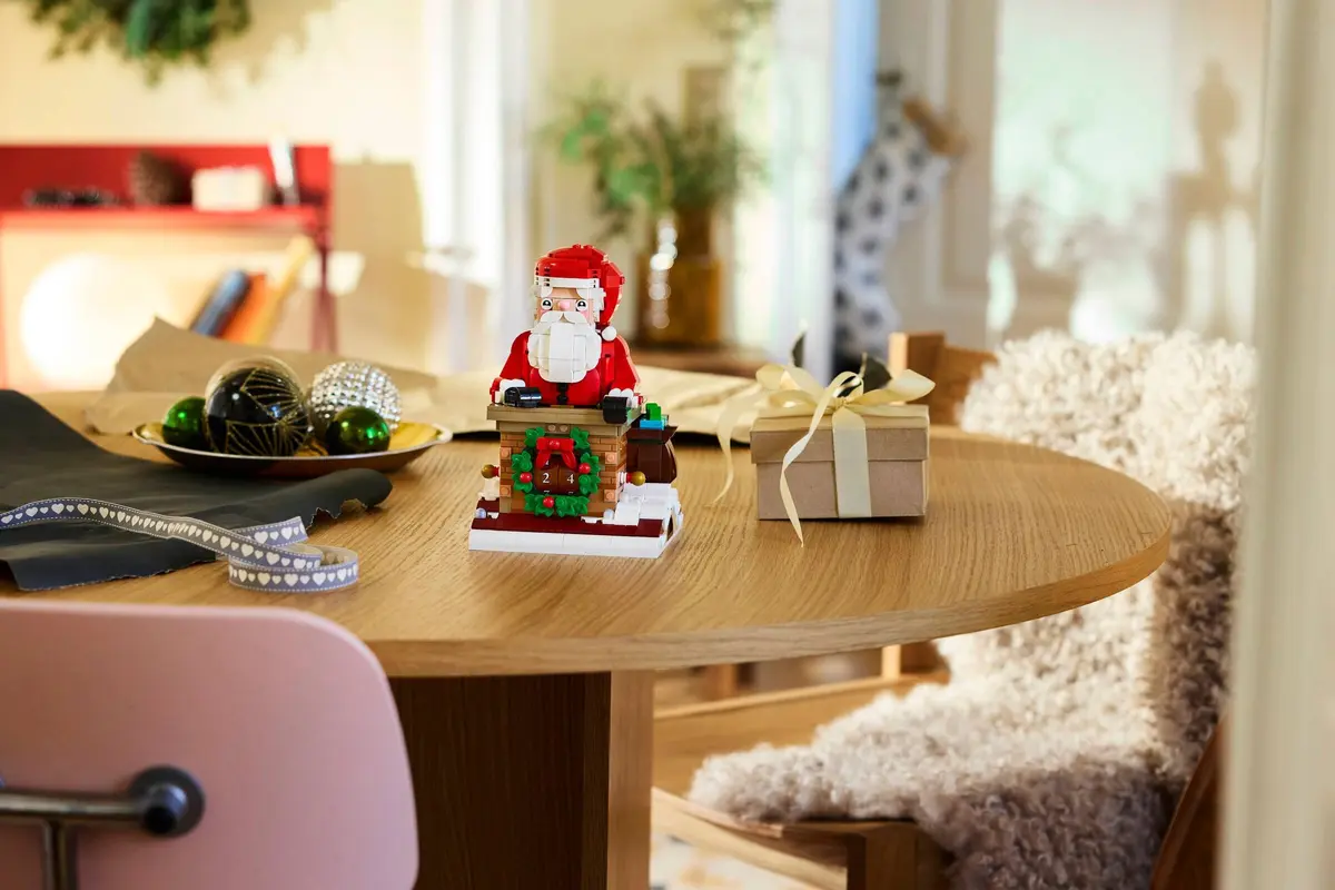 LEGO Seasonal 40874 Santa's Holiday Countdown set, image 8