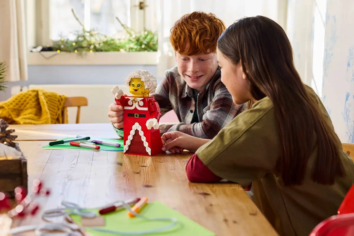 LEGO Seasonal 40875 Up-Scaled Mrs. Claus Minifigure set, image 6