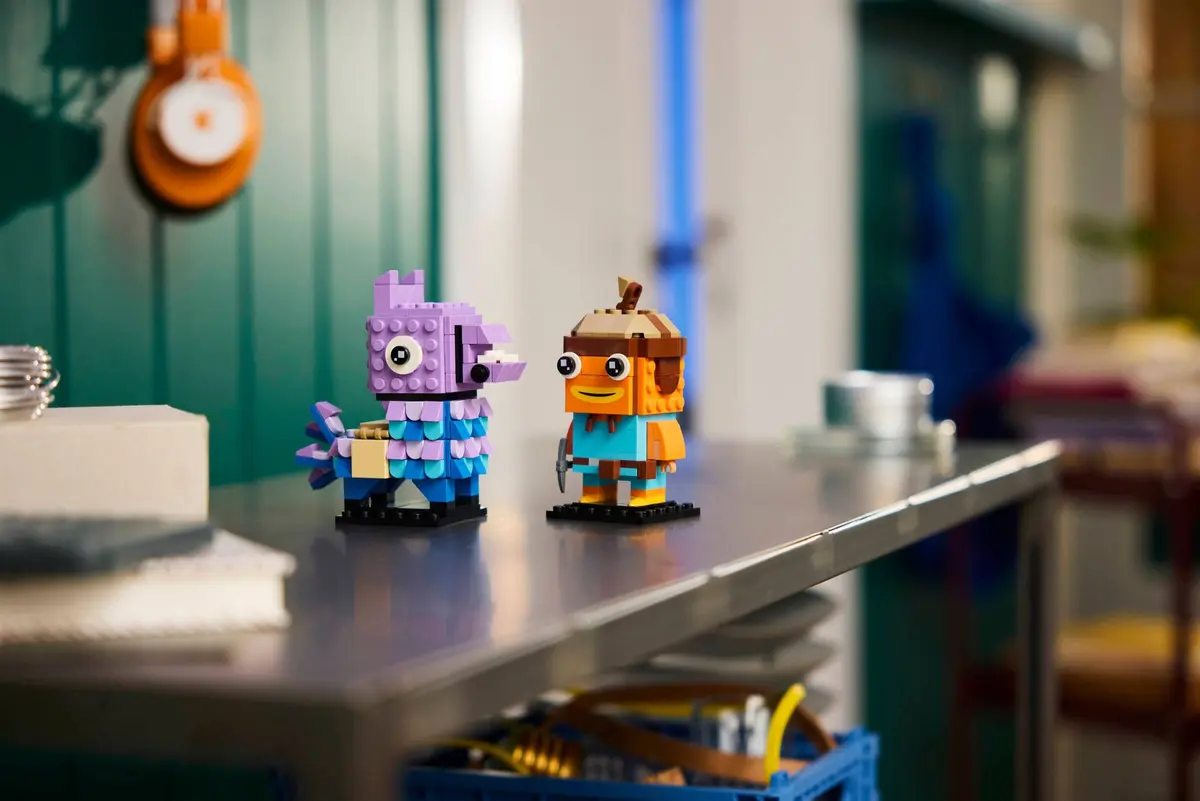 LEGO BrickHeadz 40881 Supply Llama & Fishstick set, image 5