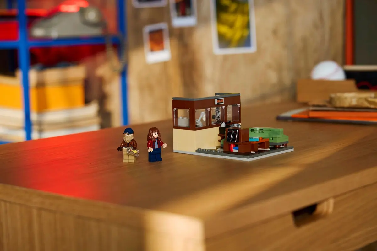 LEGO Icons 40891 Stranger Things: WSQK Radio Station set, image 4