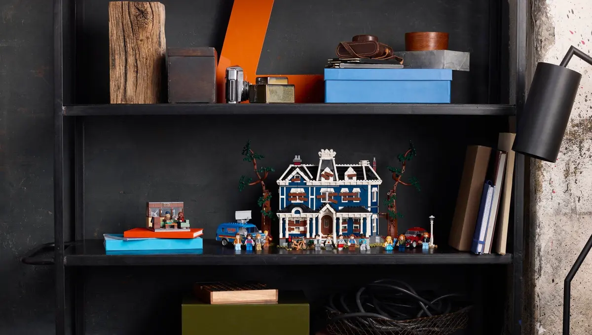 LEGO Icons 40891 Stranger Things: WSQK Radio Station set, image 3
