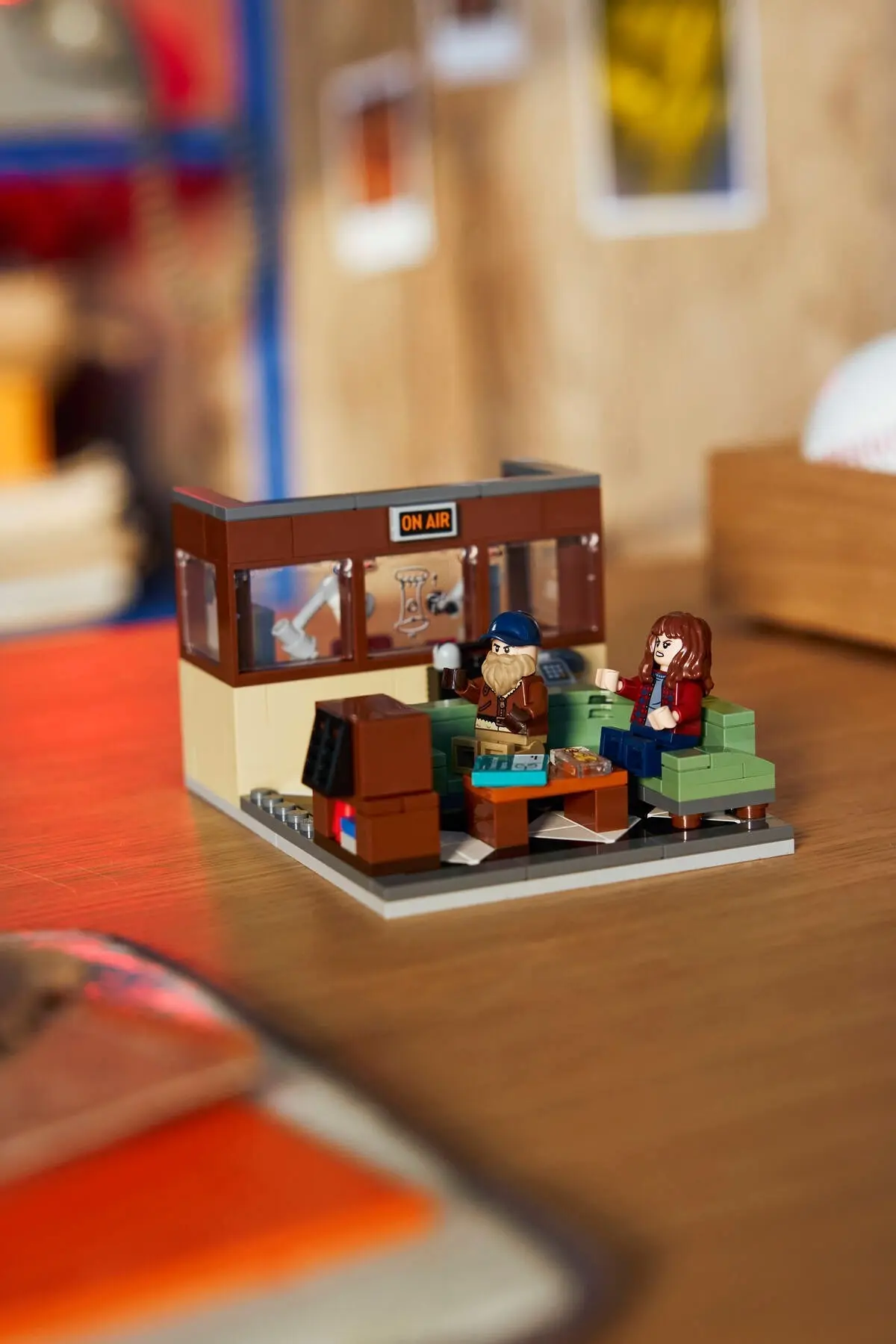 LEGO Icons 40891 Stranger Things: WSQK Radio Station set, image 2