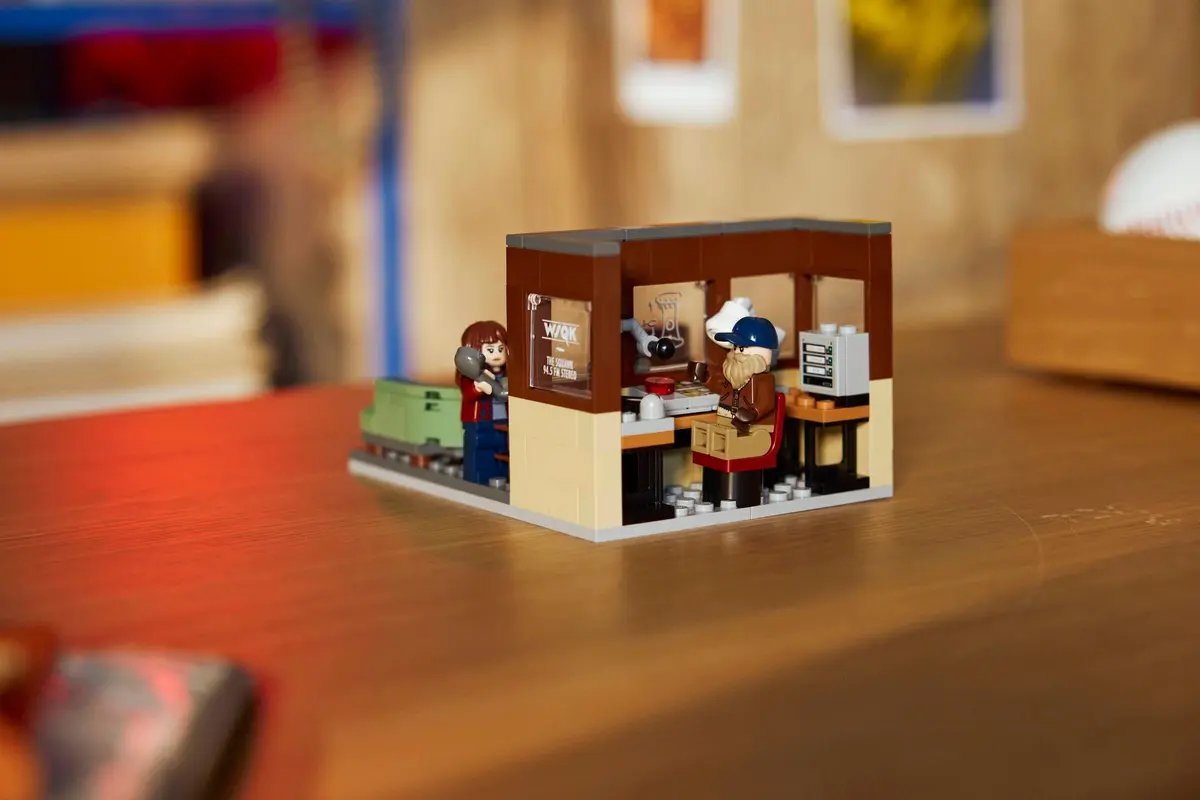 LEGO Icons 40891 Stranger Things: WSQK Radio Station set, image 5