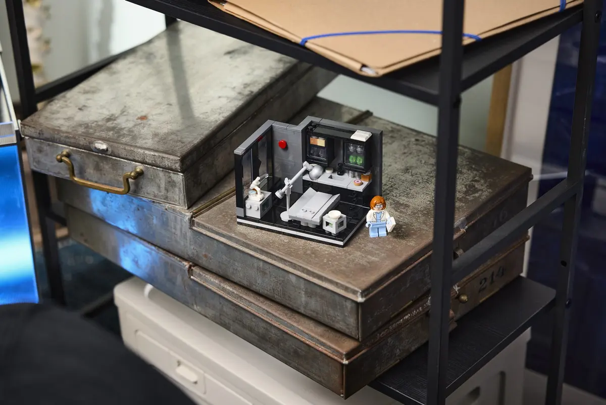 LEGO Ideas 40896 The X-Files: Scully's Lab set, image 4