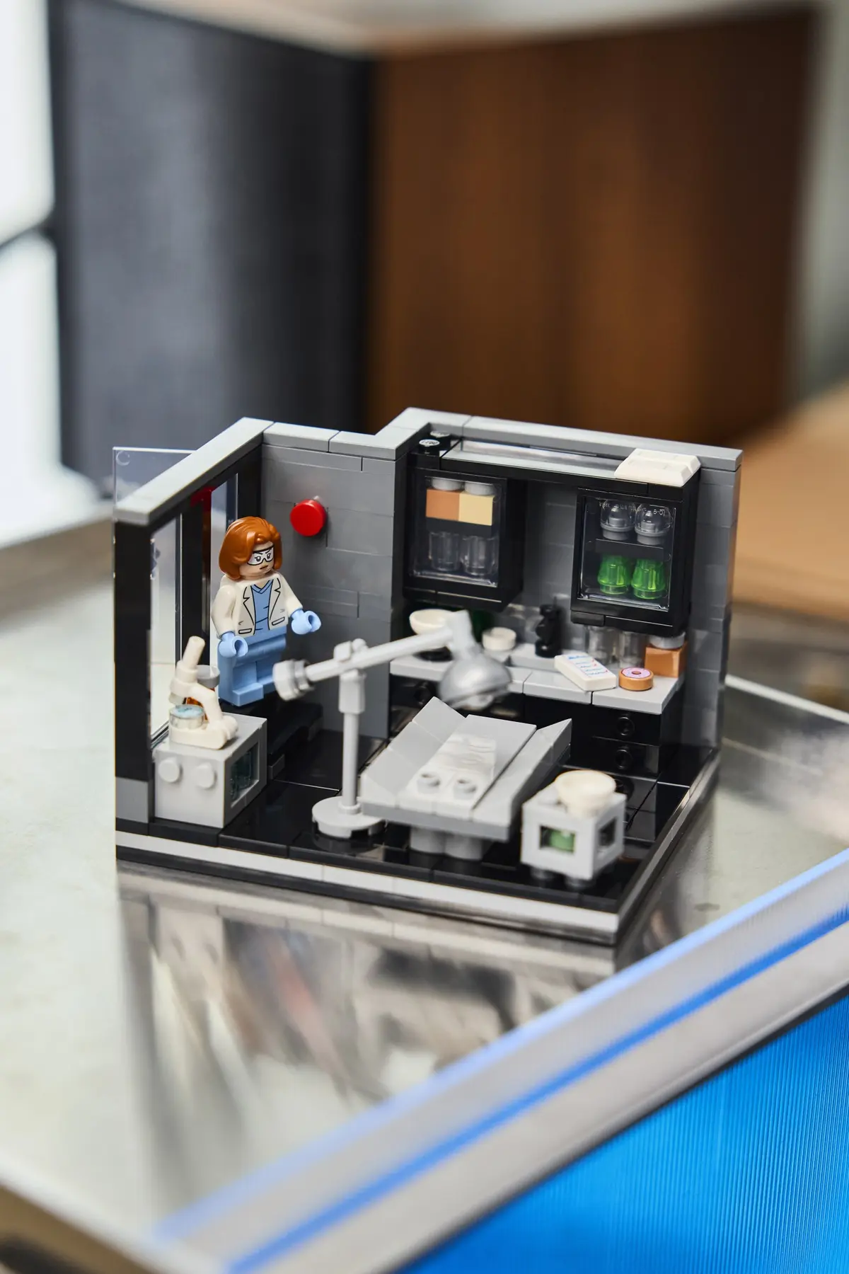 LEGO Ideas 40896 The X-Files: Scully's Lab set, image 3